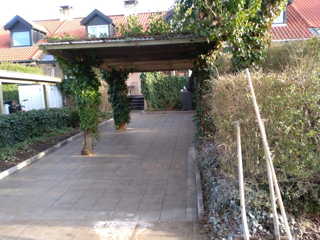 Indkørsel og kantsten udført af Olivers Brolægning
